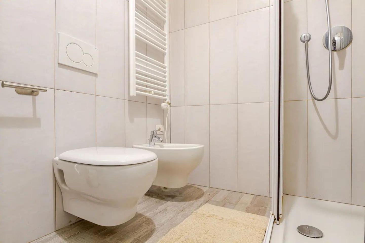Elegance - - Via Spartaco Milão
